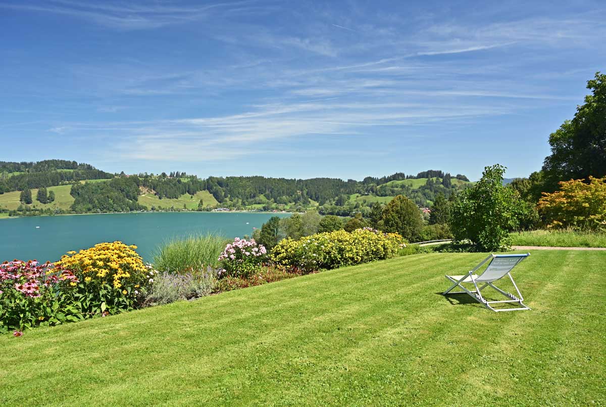 Garten mit Liegestühlen