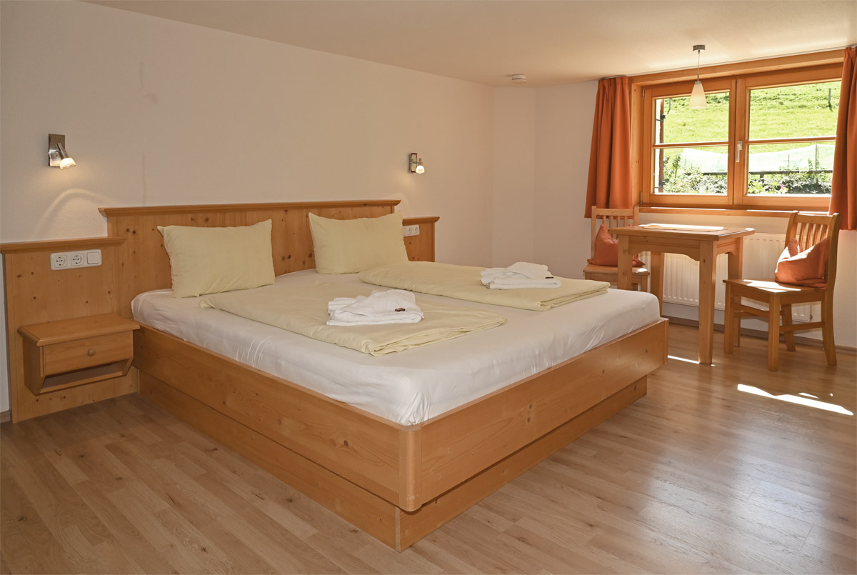 Schlafzimmer 1 mit Doppelbett