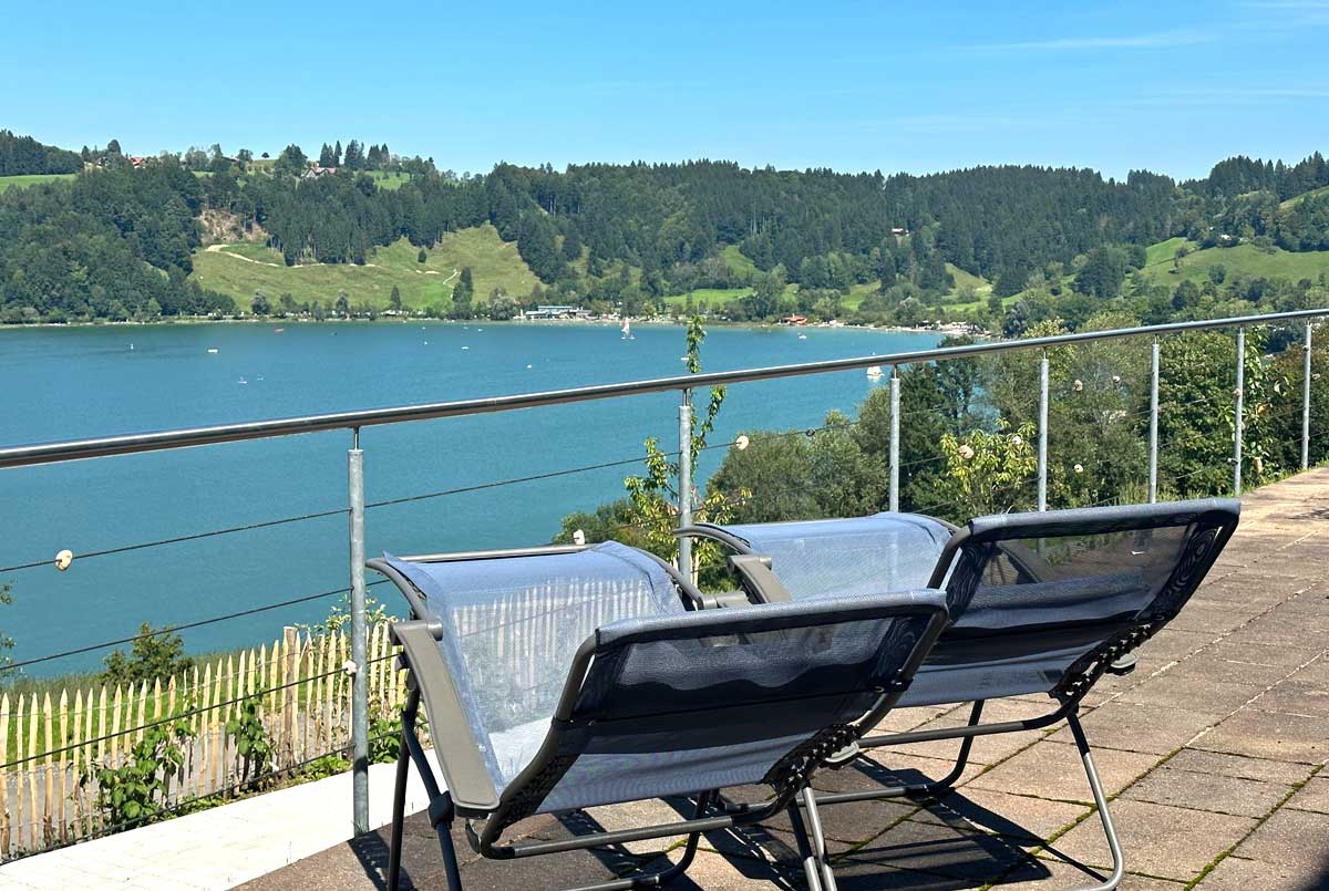 Große Terrasse mit Blick auf den Alpsee