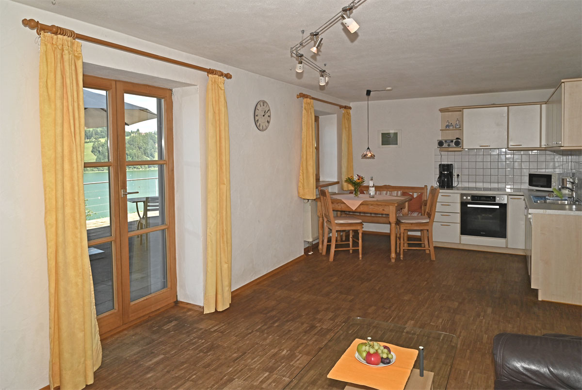 Großer Wohn- und Essbereich mit Zugang zur Terrasse